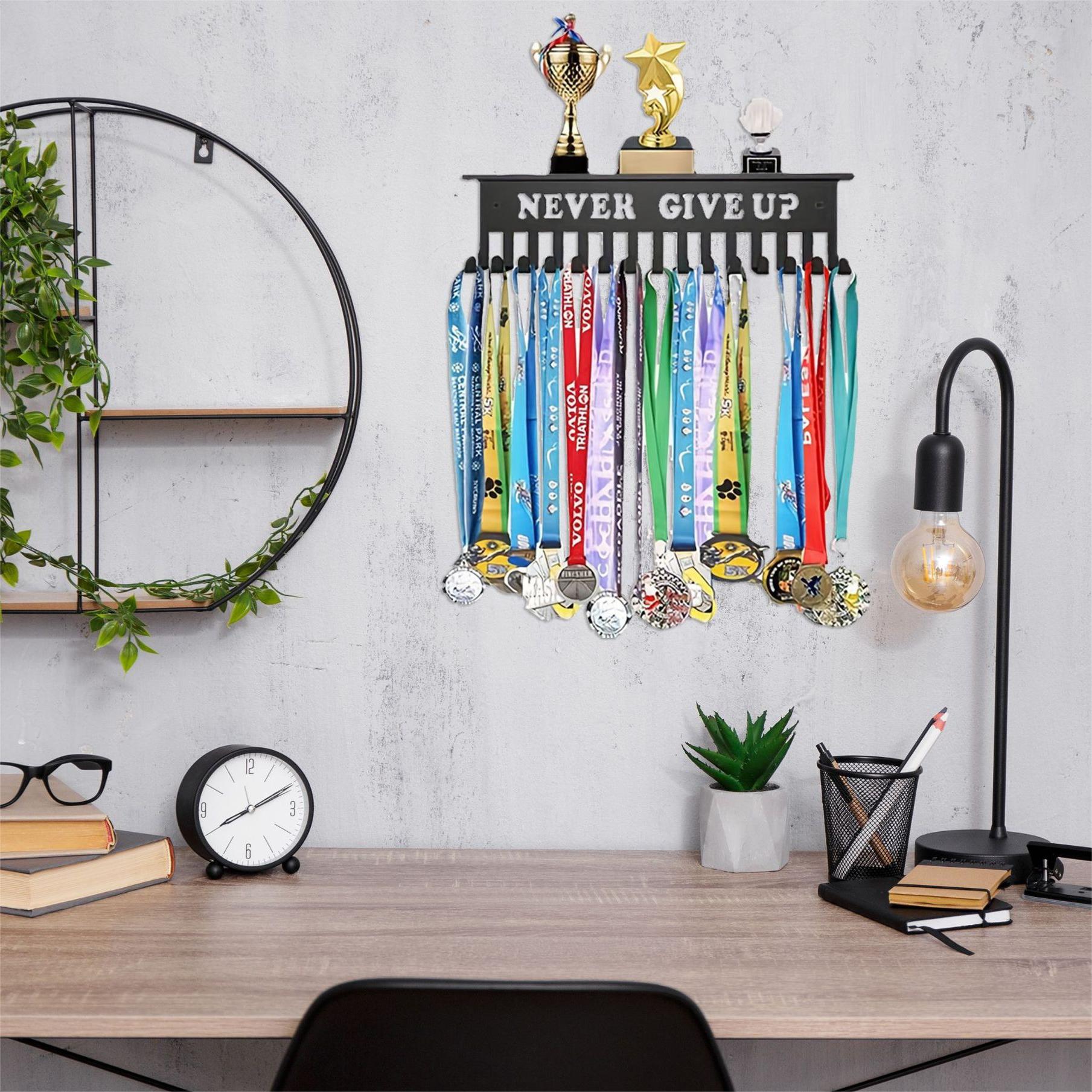 Sports Football Medal Display  - Model Kit Runner Organizer recension och pris